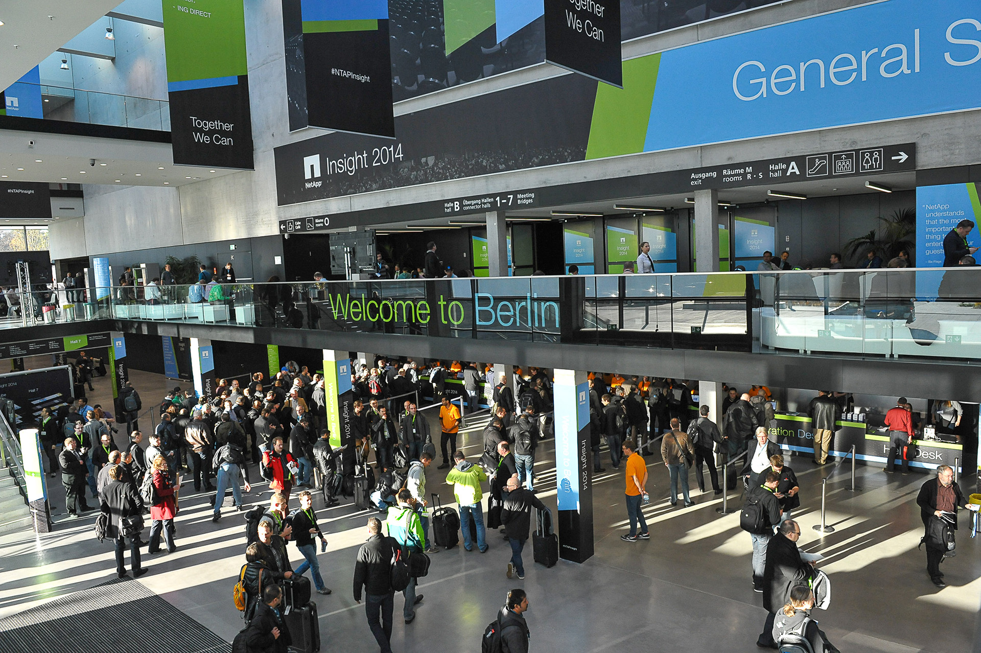 Empfangshalle mit Check-In Schaltern auf dem Netapp Insight Event 2014 in Berlin