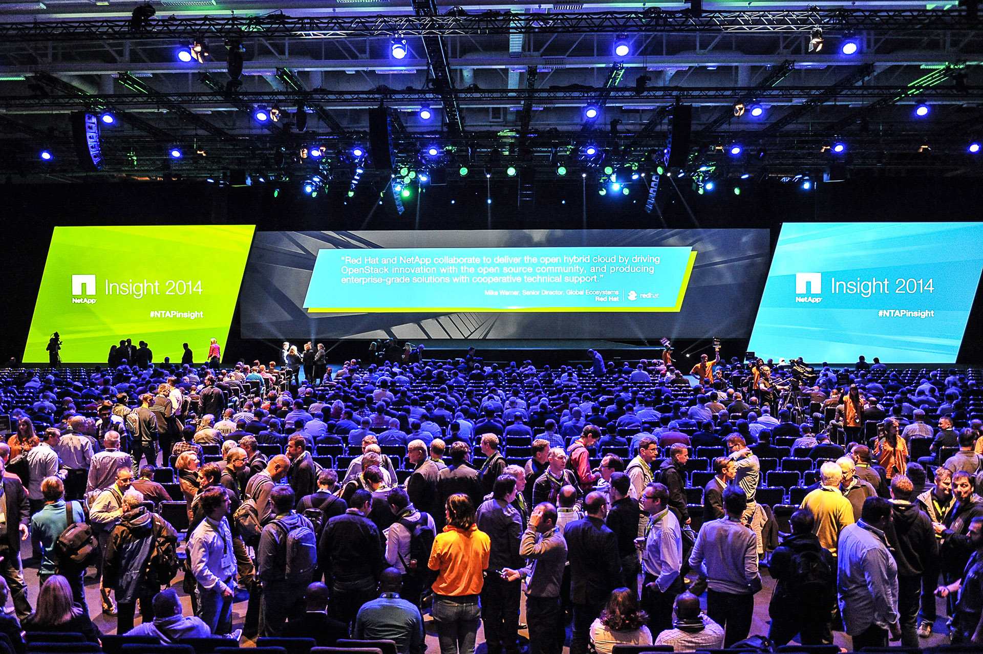 Großer Saal mit Bühne und Zuschauern auf dem Netapp Insight Event 2014 in Berlin