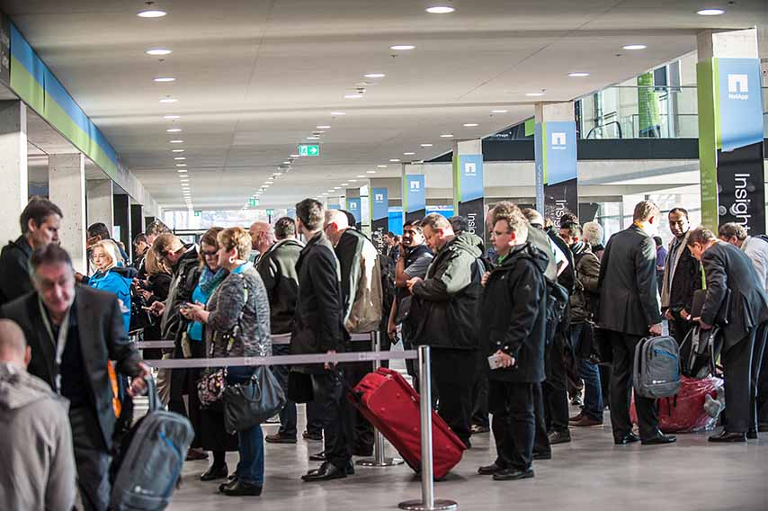 Gäste am Gepäckschalter im Berliner Flughafen zum Insightevent von Netapp