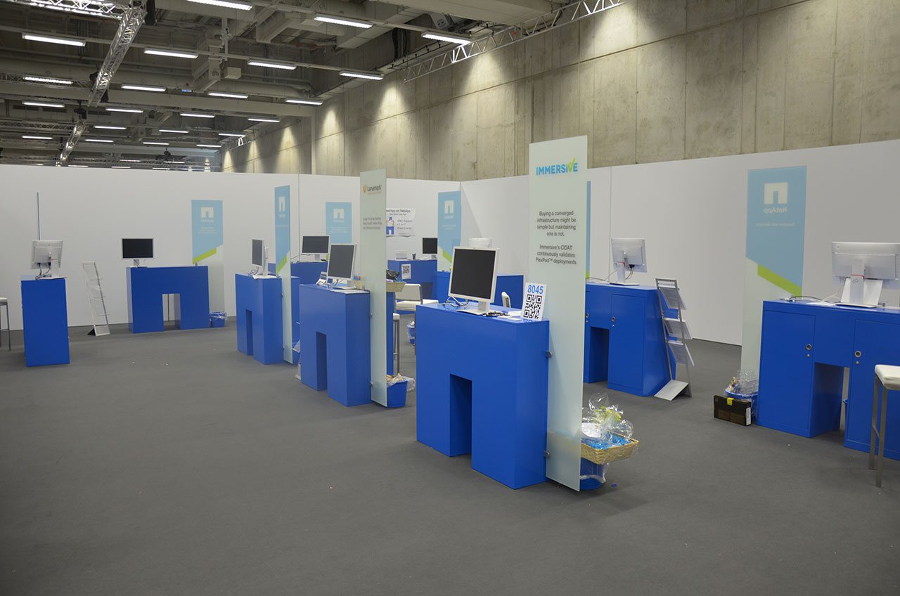 Netapp Hausmesse auf der Insight 2014, Berlin, Ansicht auf Möbel im Corporate Design