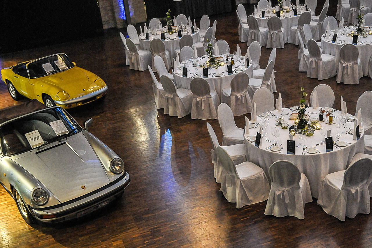 Netapp Insight Event mit Hausmesse, Dinner-Location mit ausgestellten Oldtimer Autos