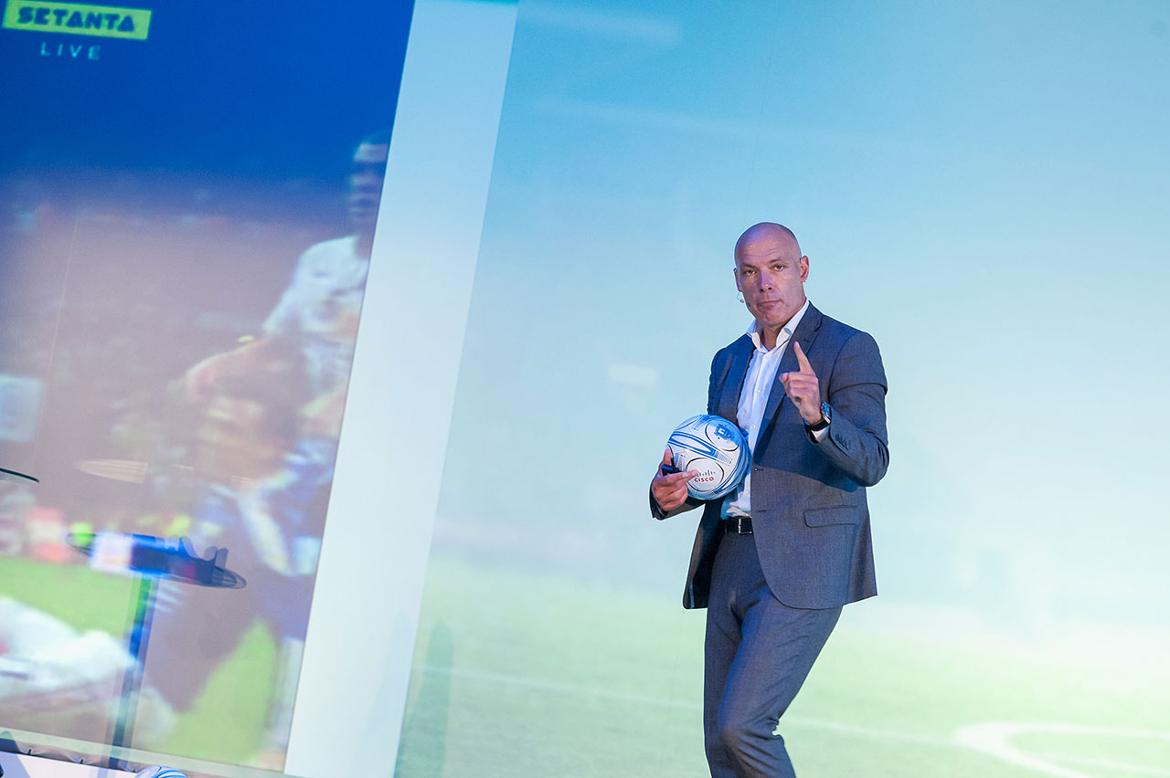 Promi-Speaker Howard Webb mit Fußball auf dem Netapp Event in Lissabon, 2016