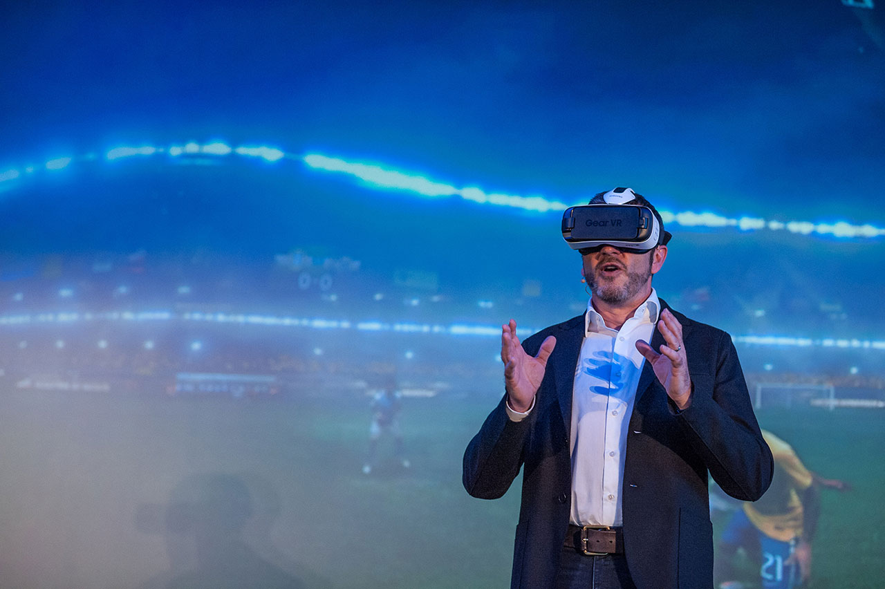 Speaker mit VR-Brille auf dem Netapp Event in Lissabon, 2016