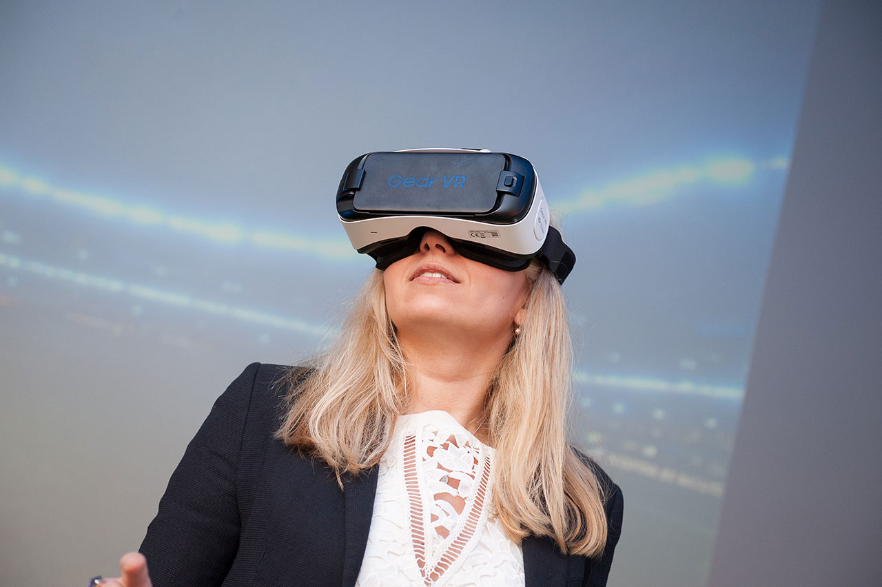 Gast mit Virtual-Reality Brille auf dem Netapp Partner-Event in Lissabon, 2016