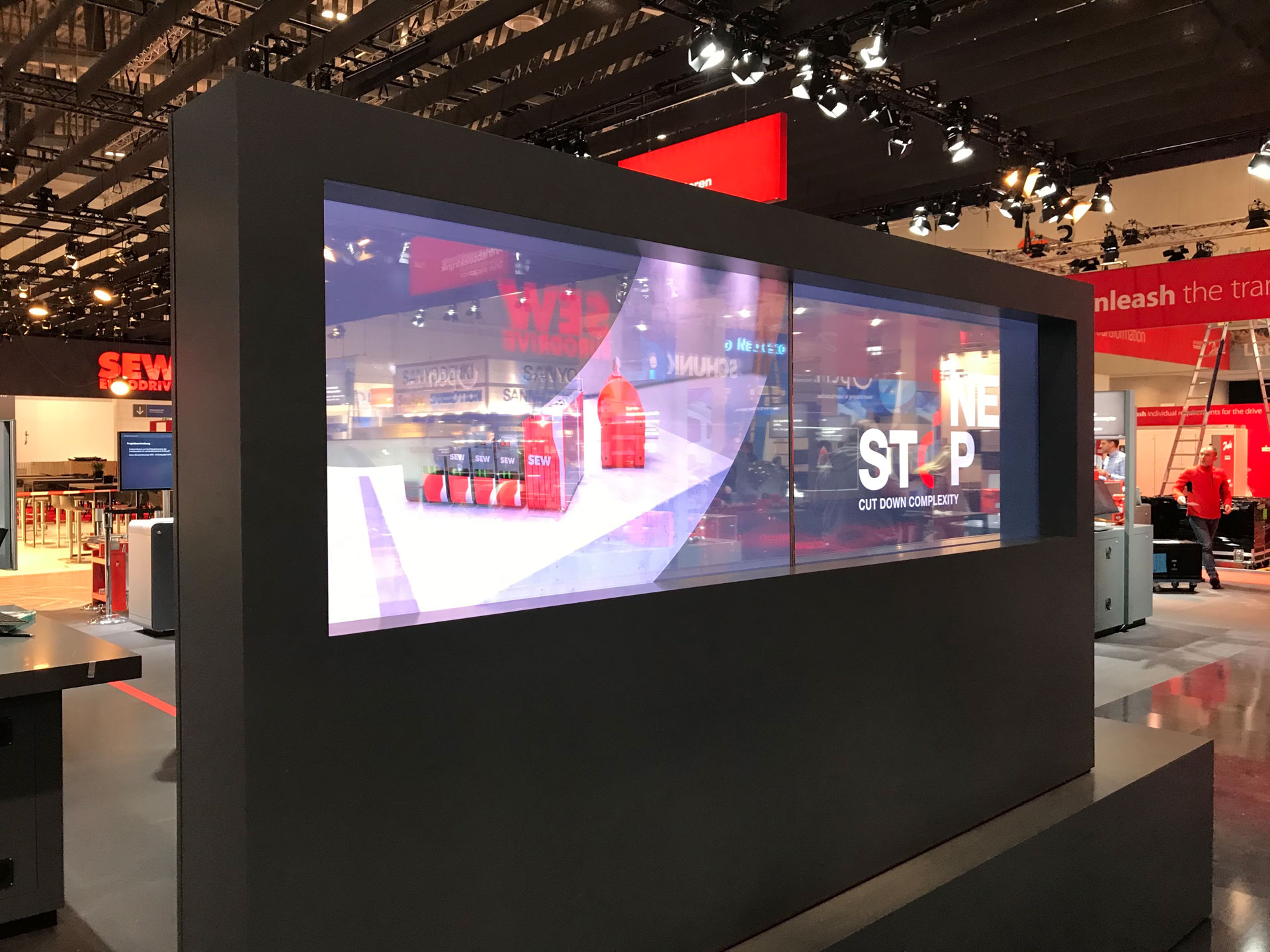 Mediastelen auf Messestand für mediale Bespielung