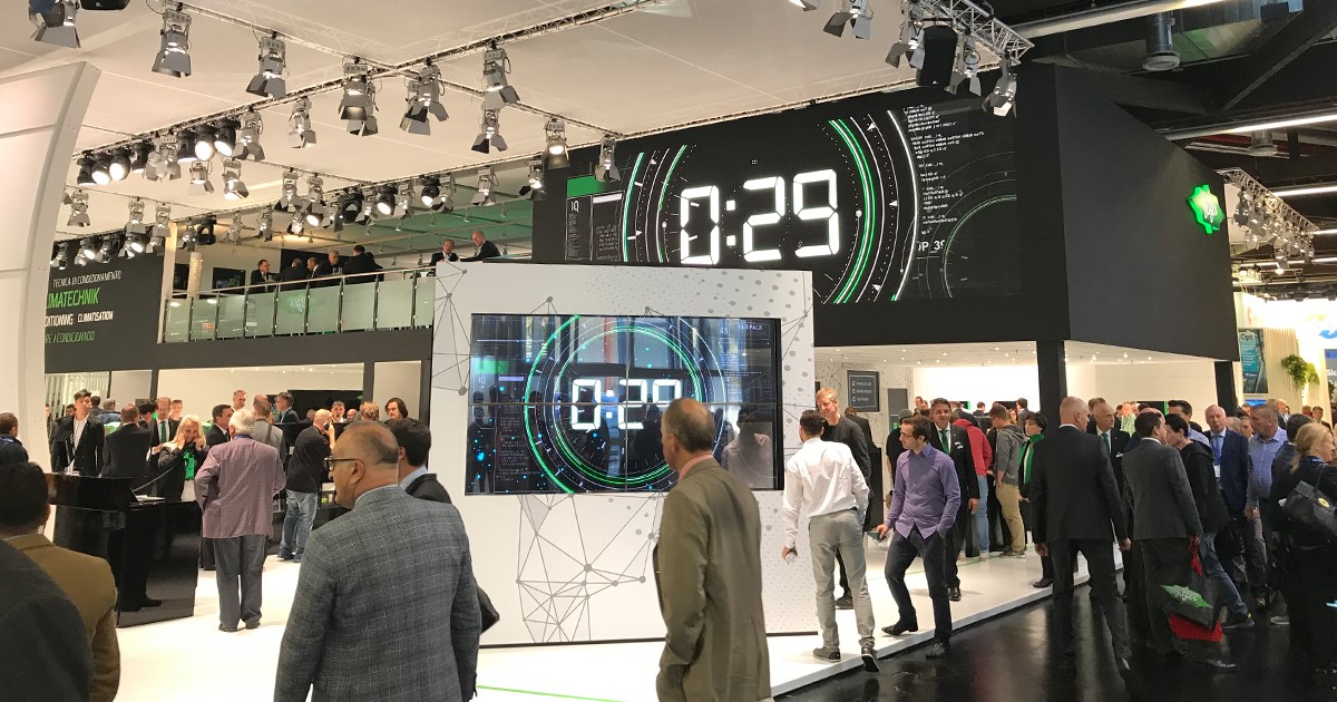 Messeshow von commacross mit großen LED-Filmen und Eyecatcher-Modell